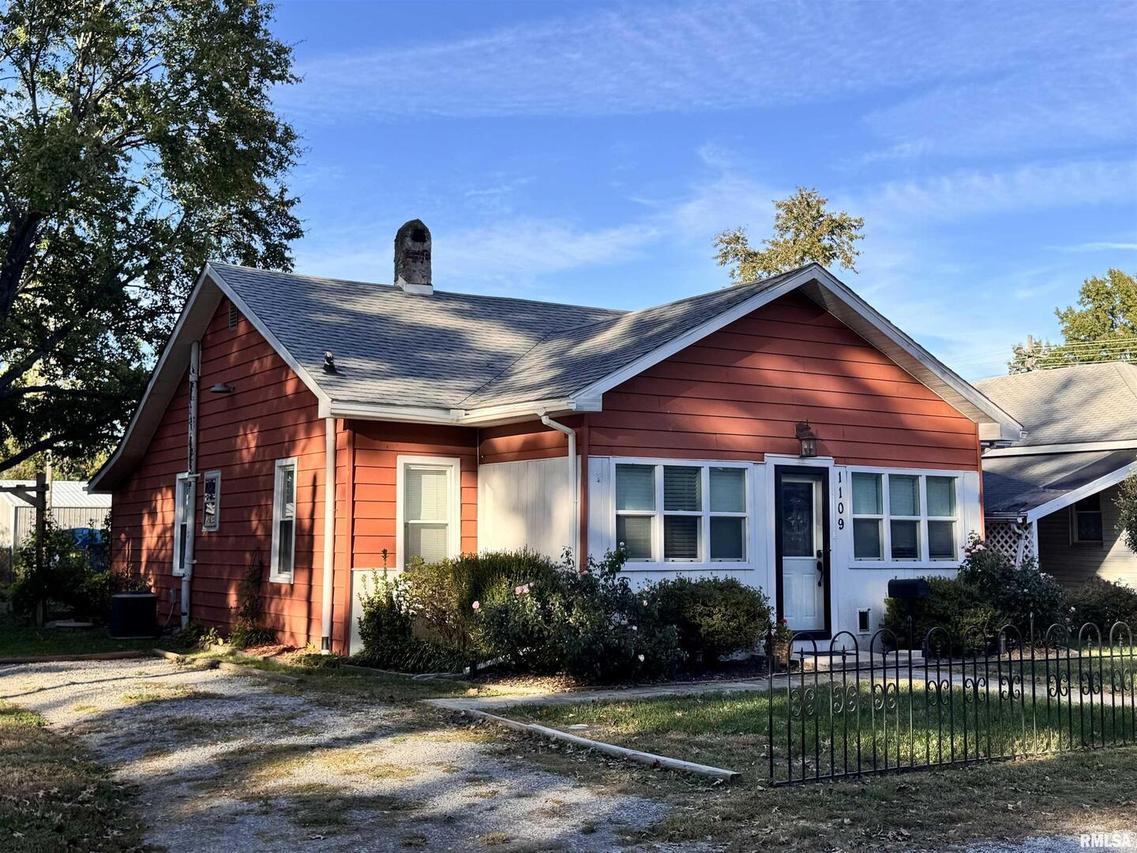 1109 E 5th St., West Frankfort, IL 62896