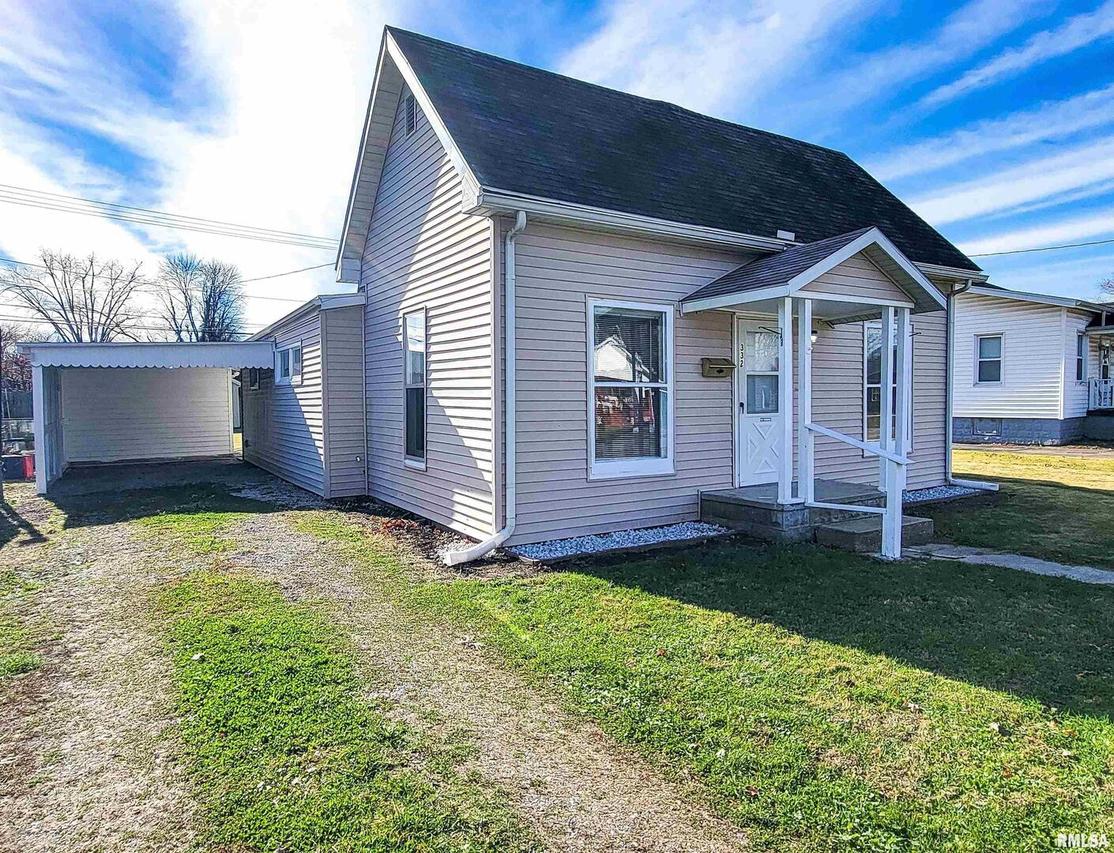 332 Flora Ave., Flora, IL 62839