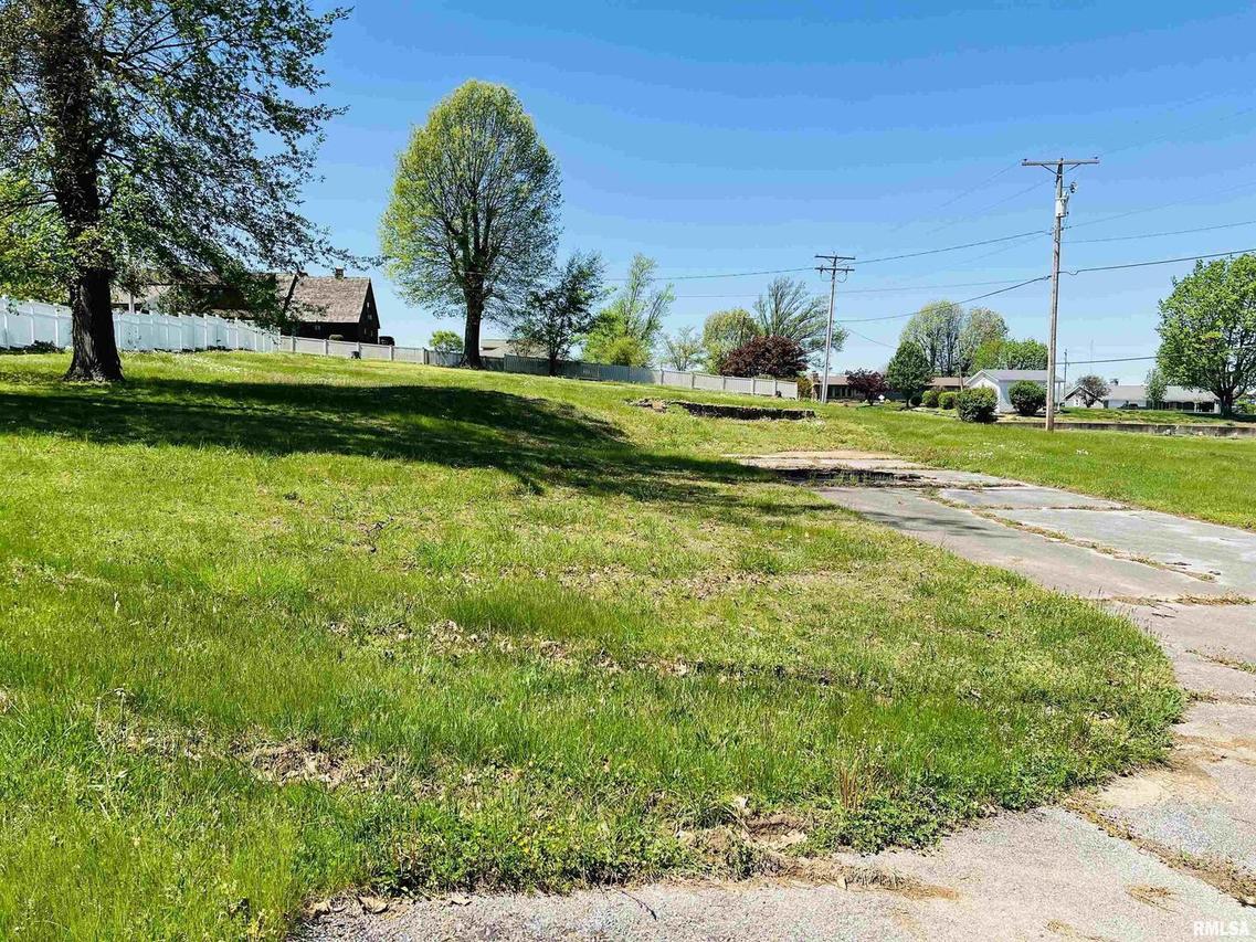 301 Country Club Ln., Harrisburg, IL 62946