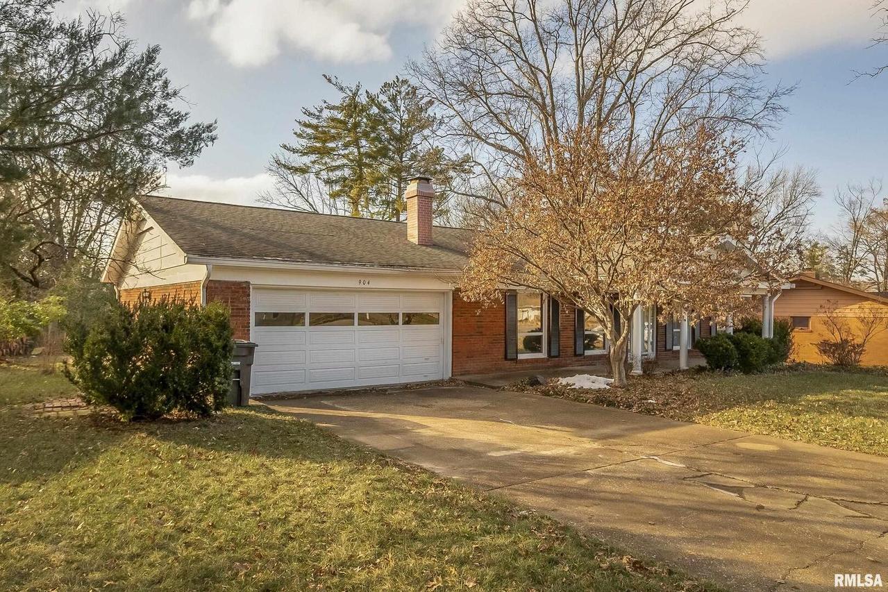 904 S Briarwood Dr., Carbondale, IL 62901