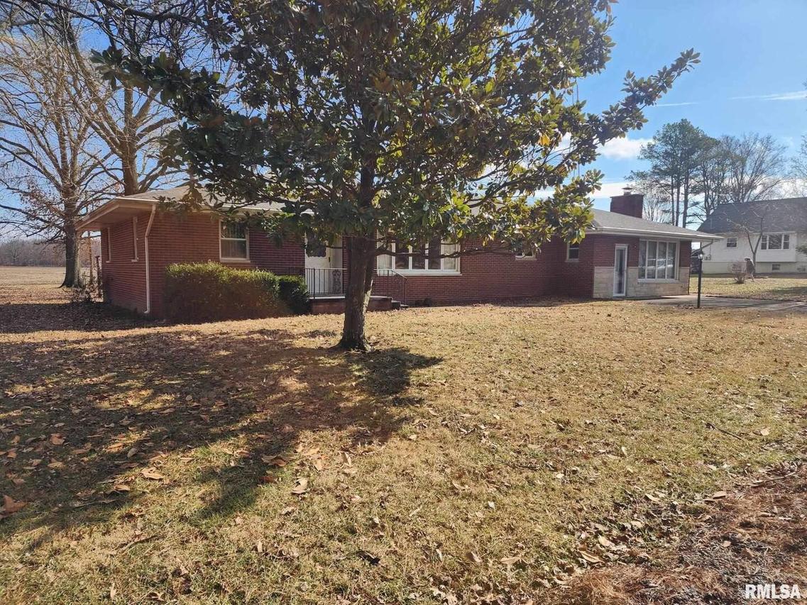 300 N 8th St., Elkville, IL 62932