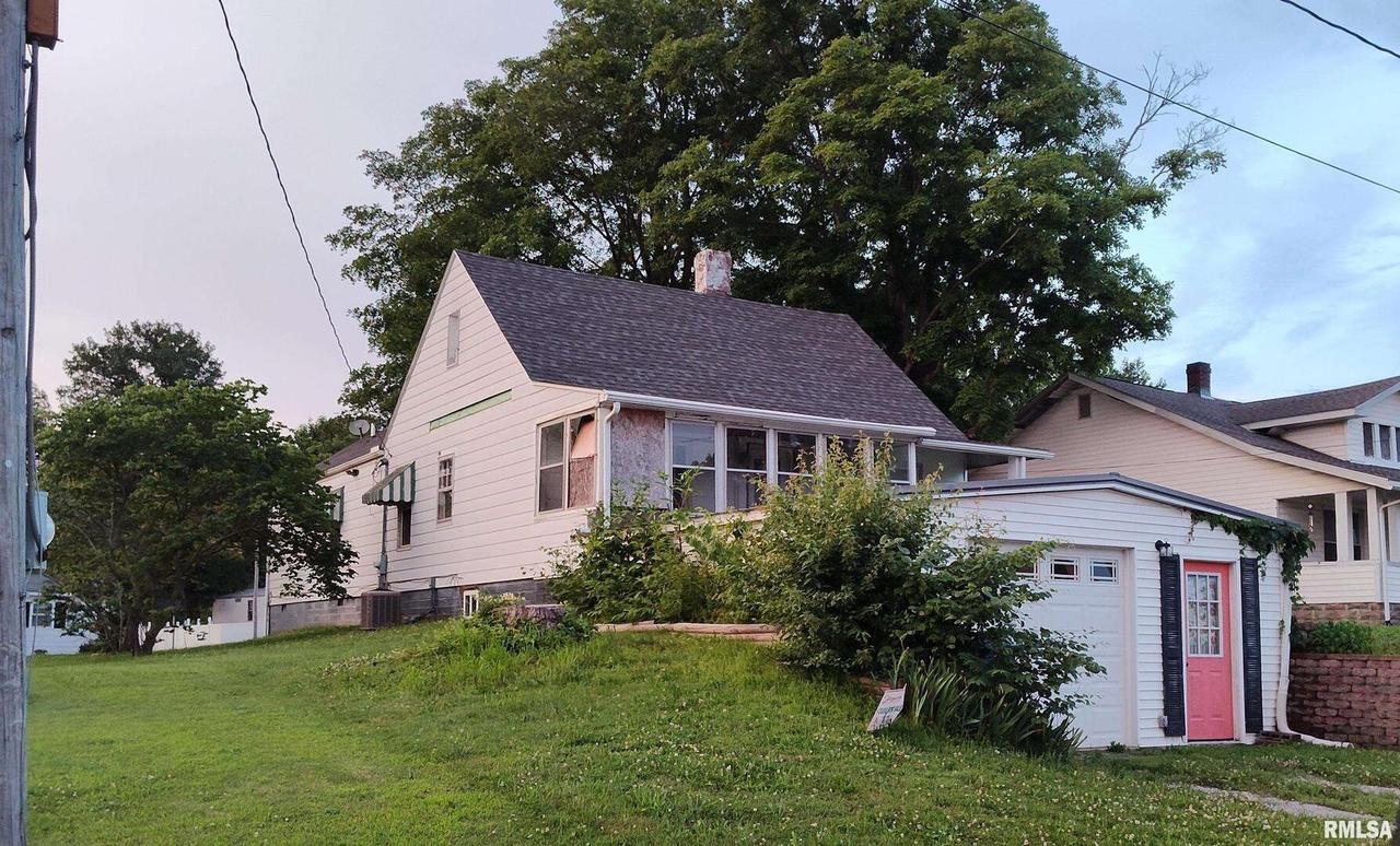 514 W Randolph St., Mcleansboro, IL 62859