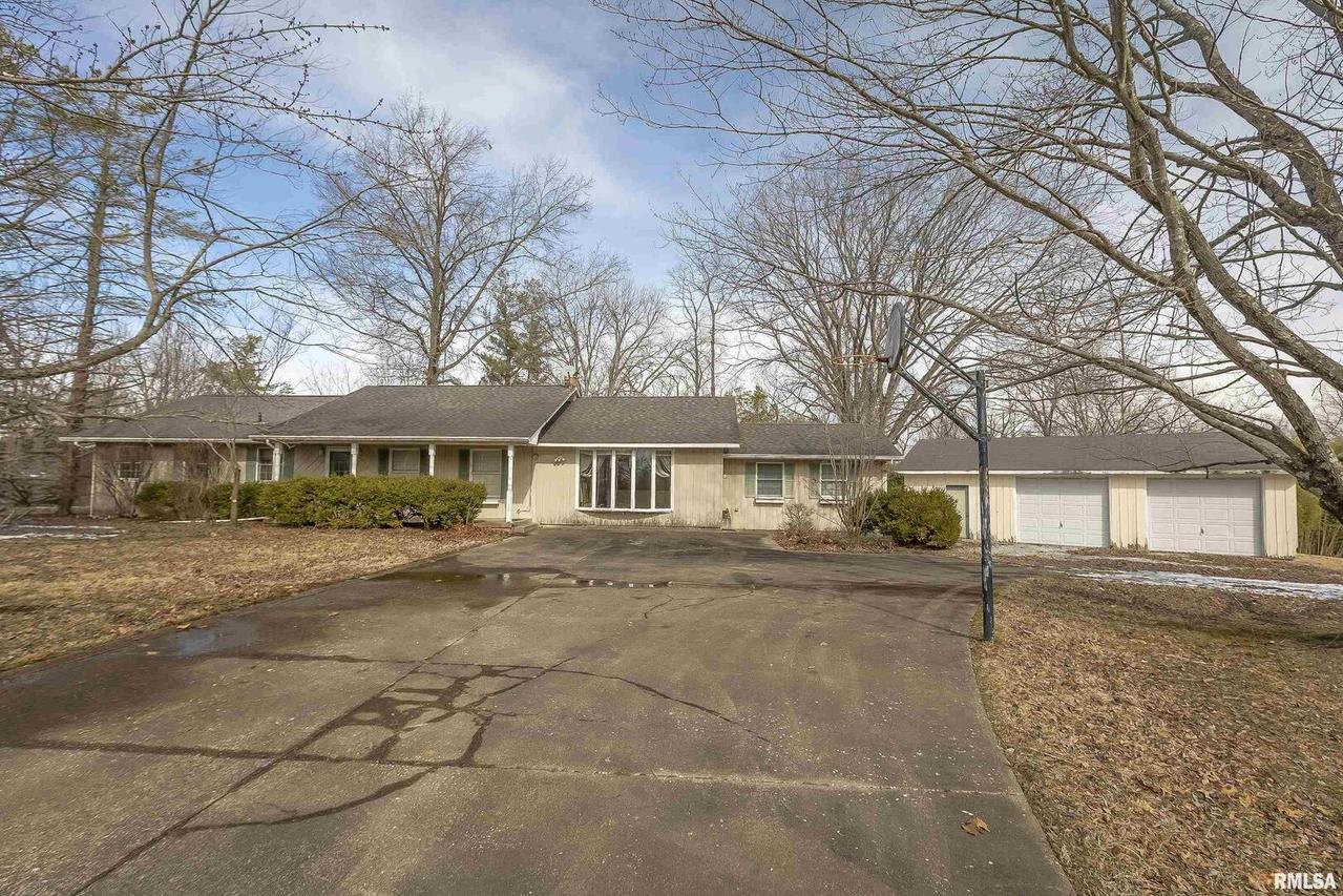 137 Peachtree Ln., Carbondale, IL 62902