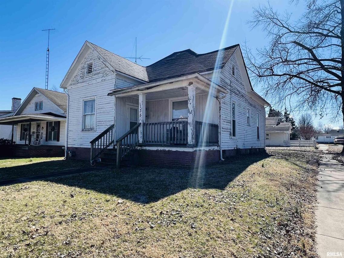135 W College St., Harrisburg, IL 62946