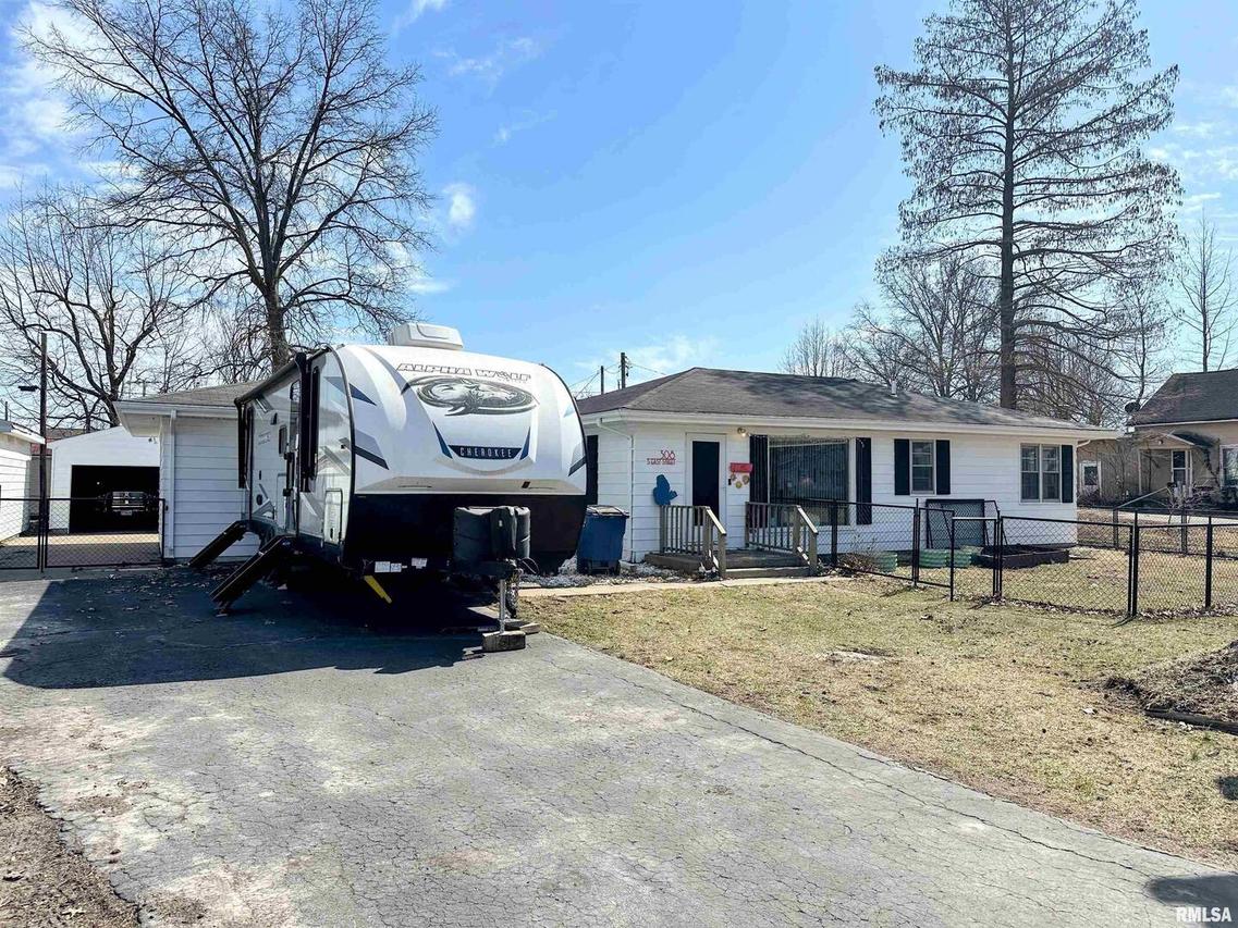 308 S East St., Pinckneyville, IL 62274