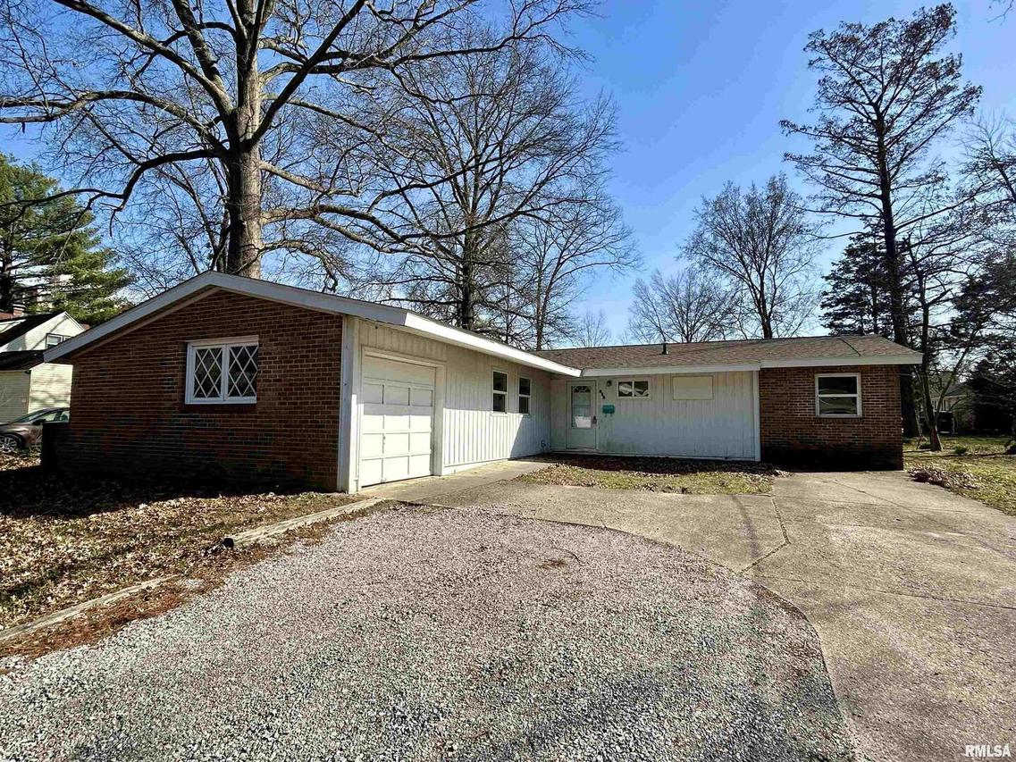 903 W Freeman St., Carbondale, IL 62901