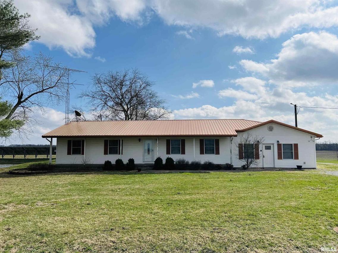 2695 Douglass Rd., Eldorado, IL