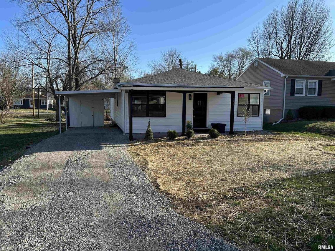 455 E Cedar Ave., Duquoin, IL 62832