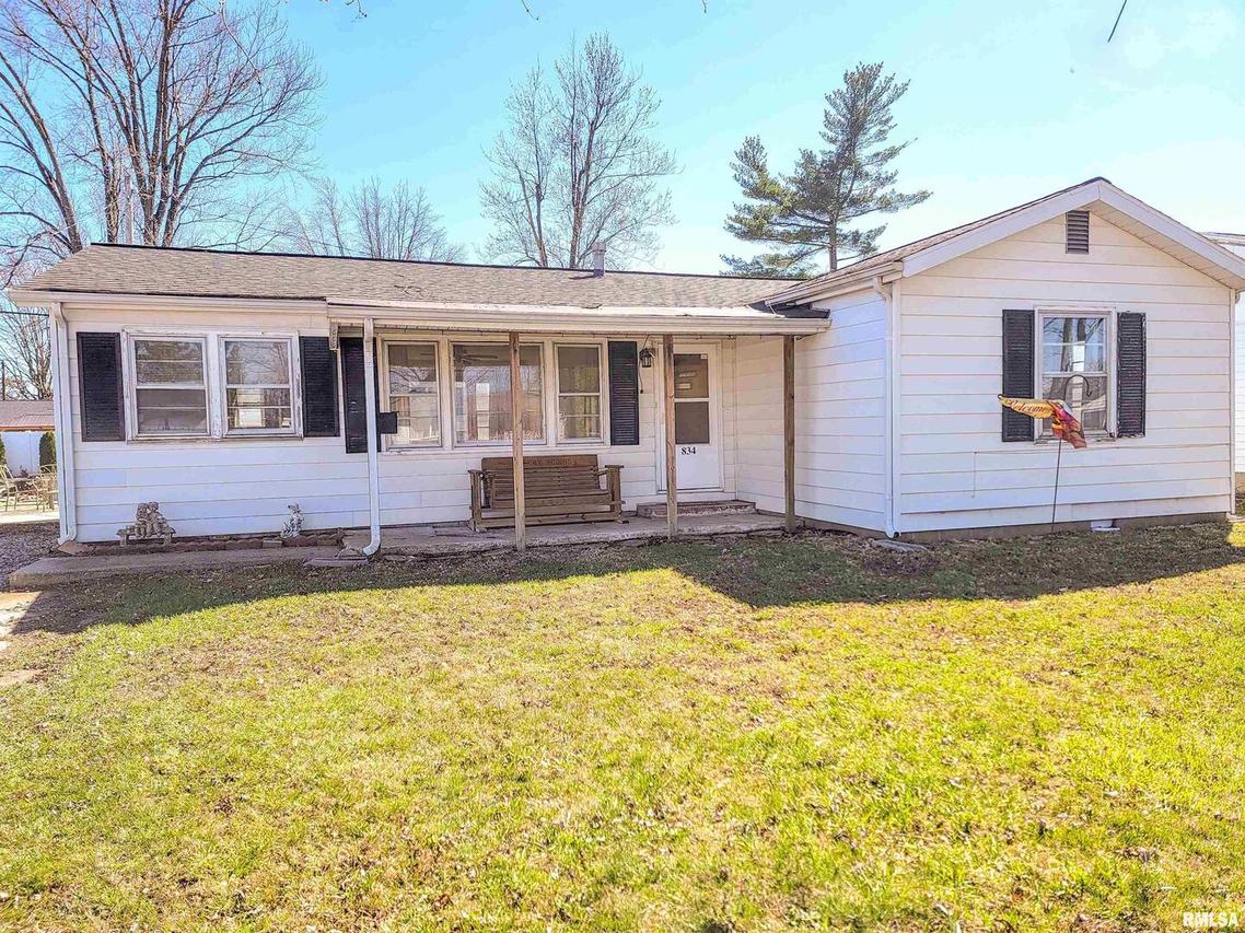 834 E 4th St., Flora, IL 62839