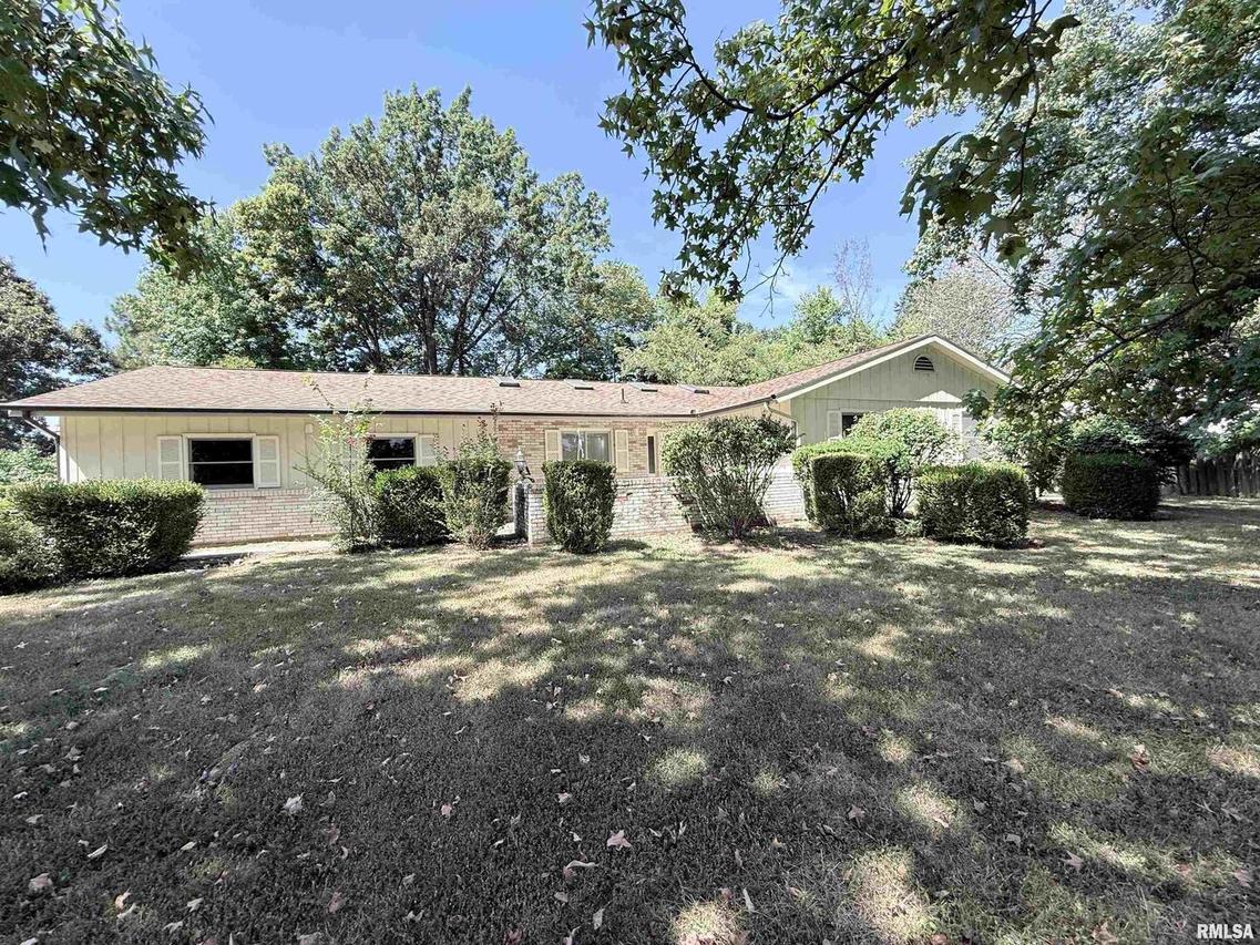 900 N Beadle Dr., Carbondale, IL 62901