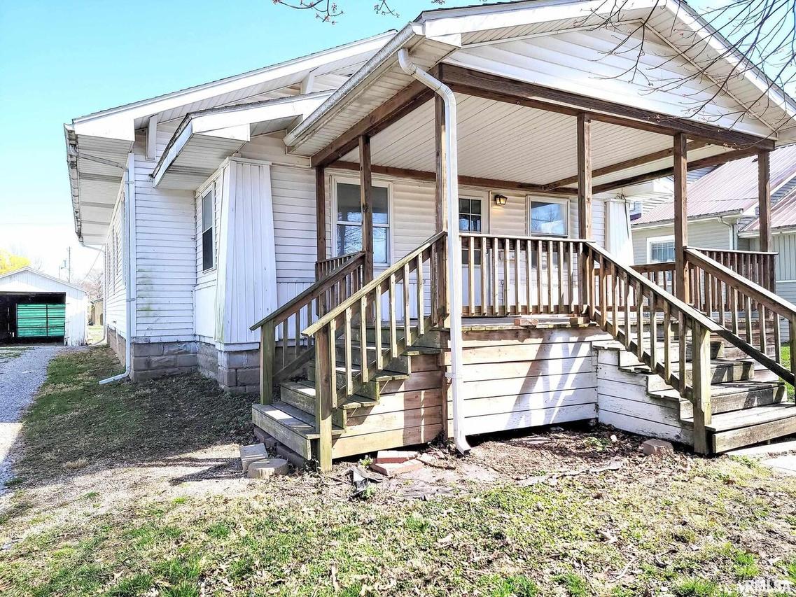 437 S Main St., Flora, IL 62839