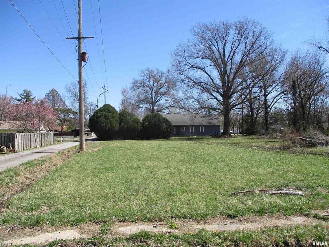 910 N Commercial St., Benton, IL 62812