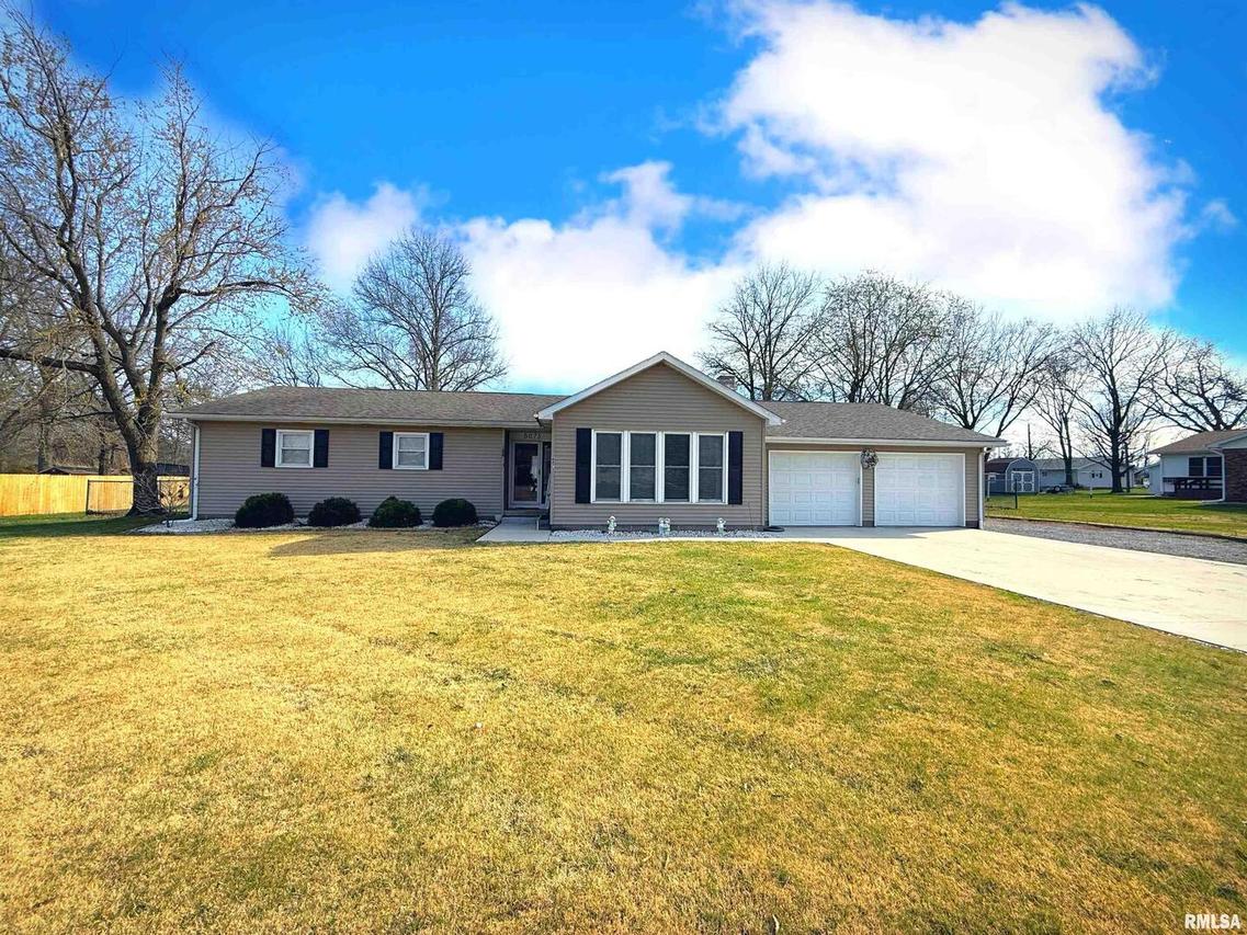 6075 E Dayton Dr., Woodlawn, IL 62898