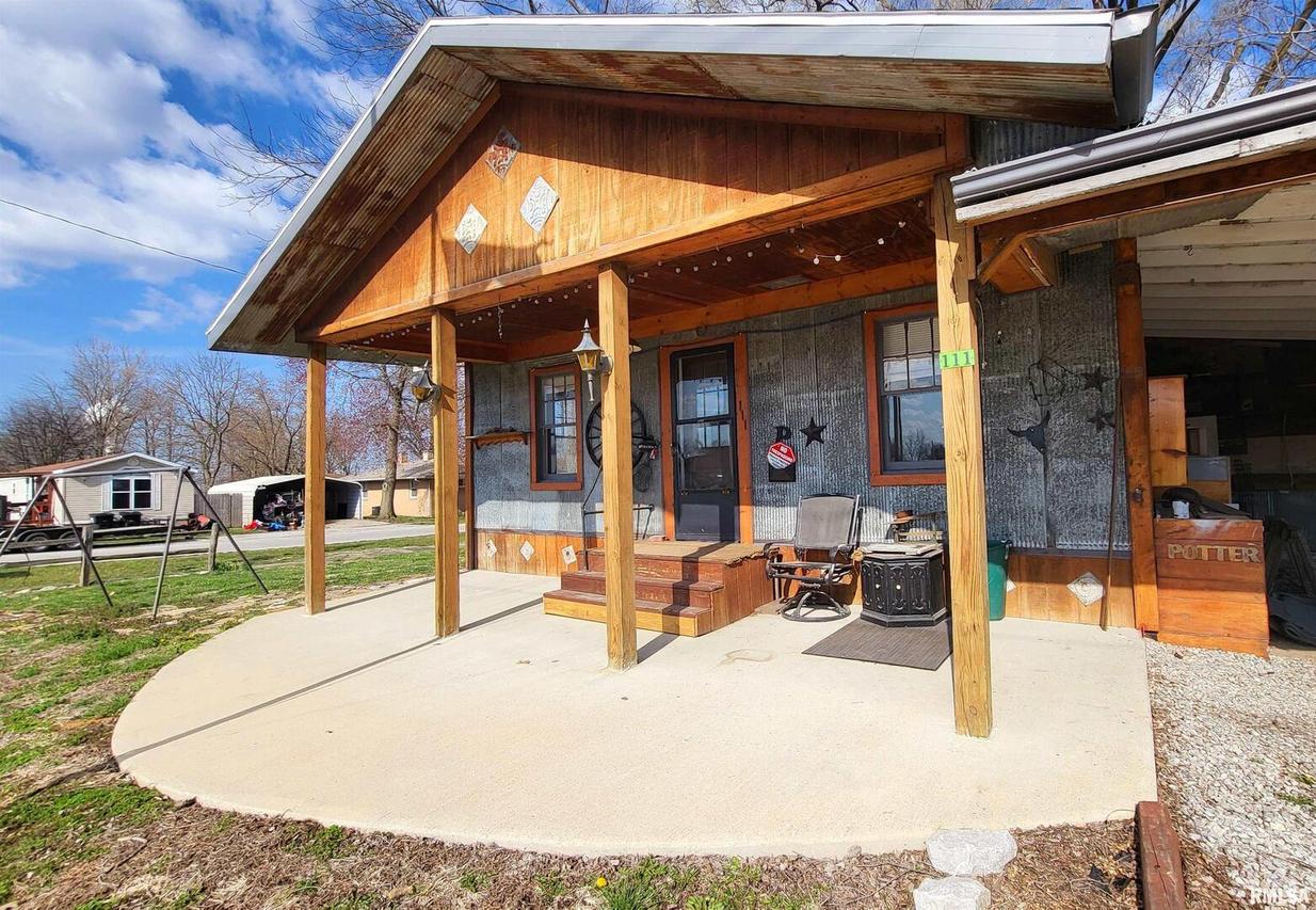 111 S Walnut St., Farina, IL 62838