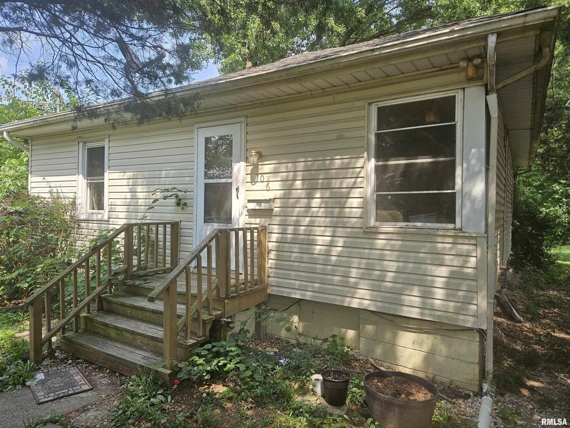 806 Fairland St., Benton, IL 62812