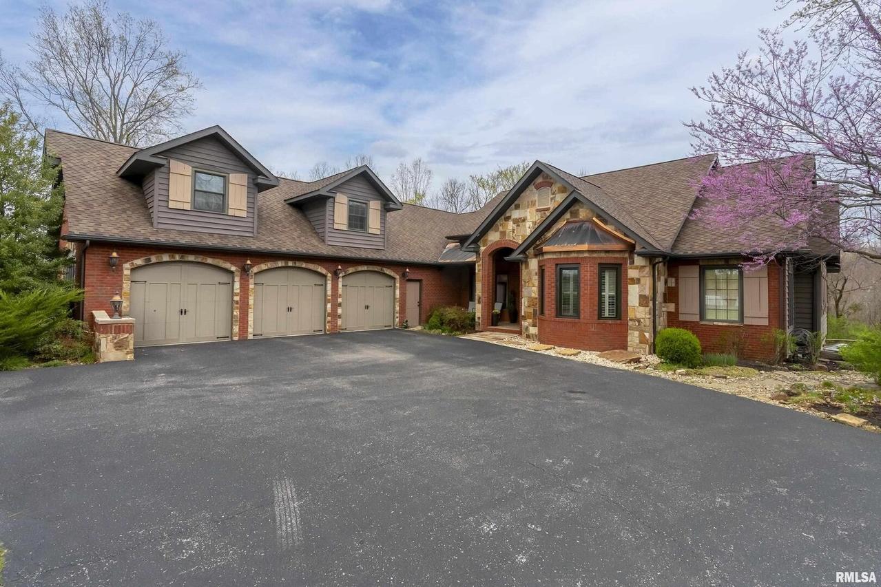 420 Lake Indian Hills Dr., Carbondale, IL 62902