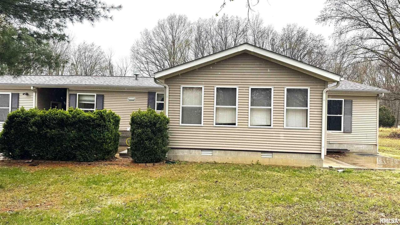 325 Lincoln St., Hurst, IL 62949