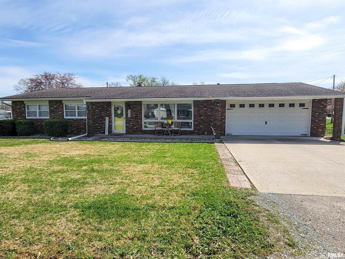 900 Birchwood Ave., Flora, IL 62839