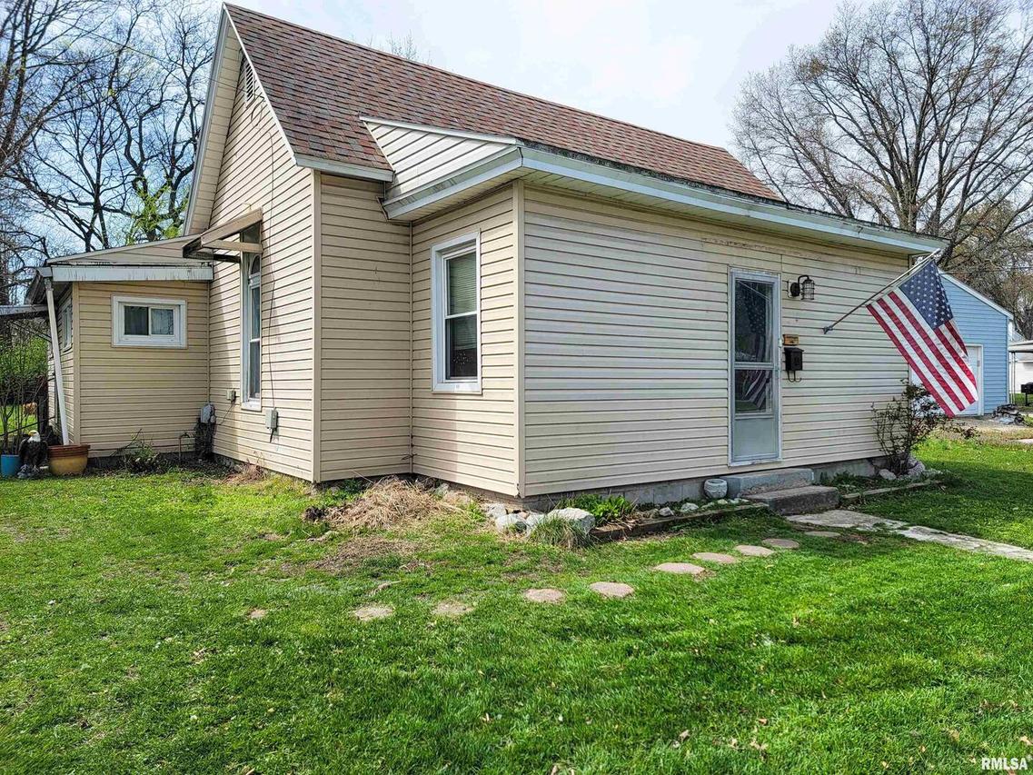 431 N Olive St., Flora, IL 62839