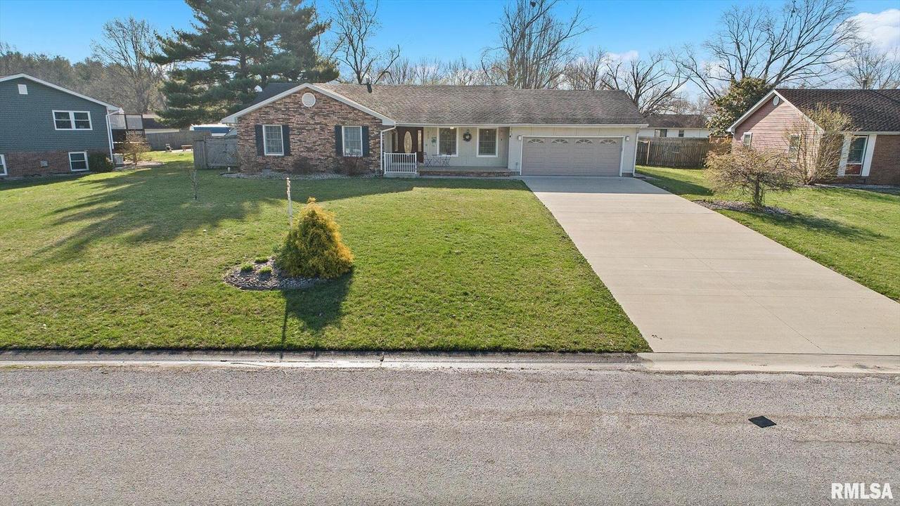 312 Circle Dr., Salem, IL 62881
