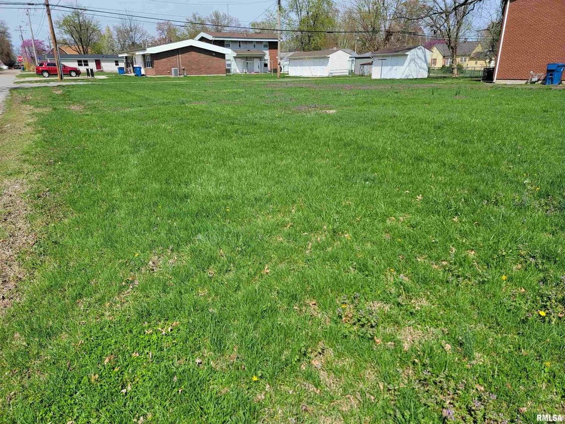 00 E 3rd St., Flora, IL 62839