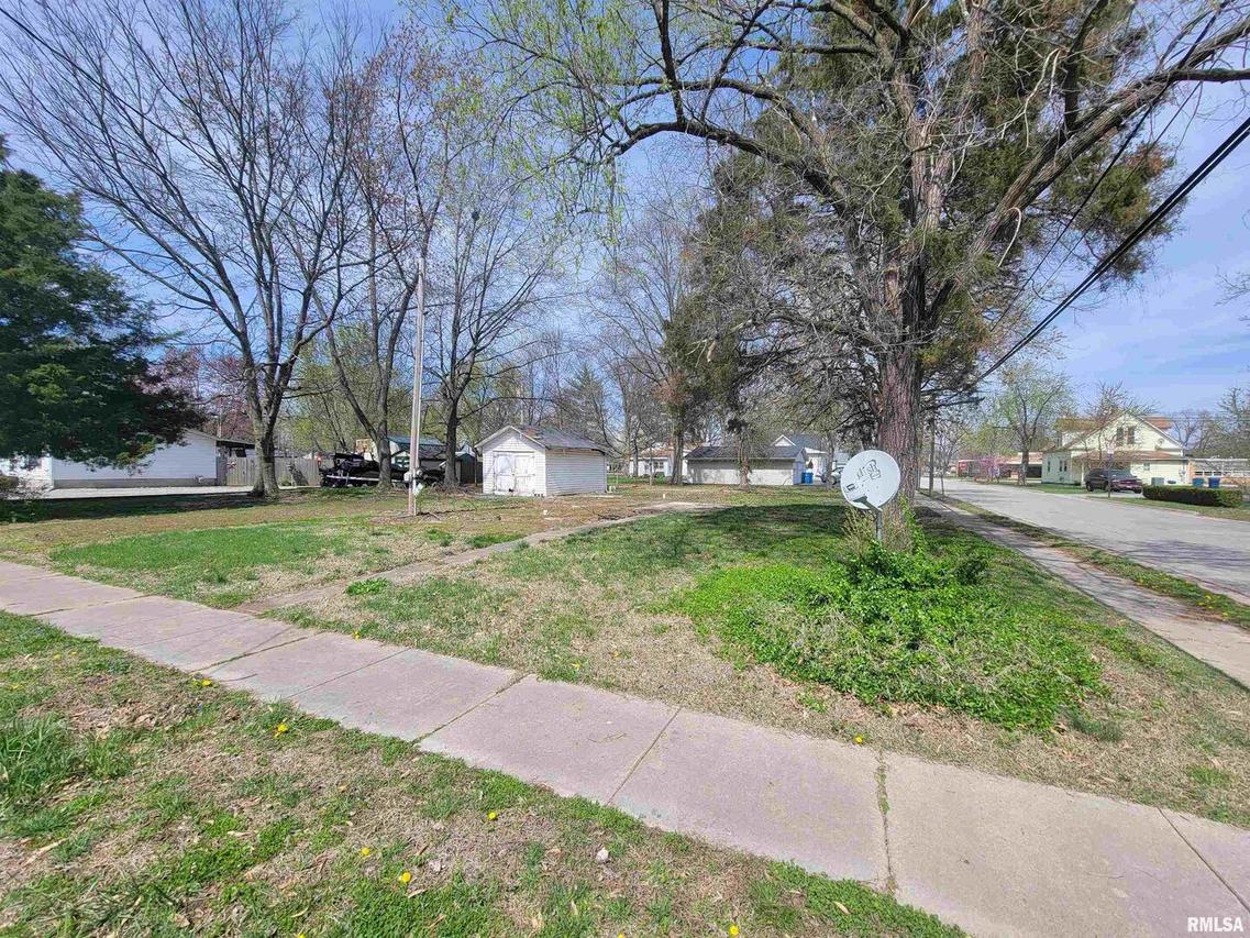 602 W 3rd St., Flora, IL 62839