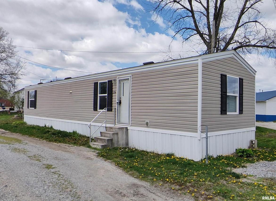 124 E Adams St., Clay City, IL 62824