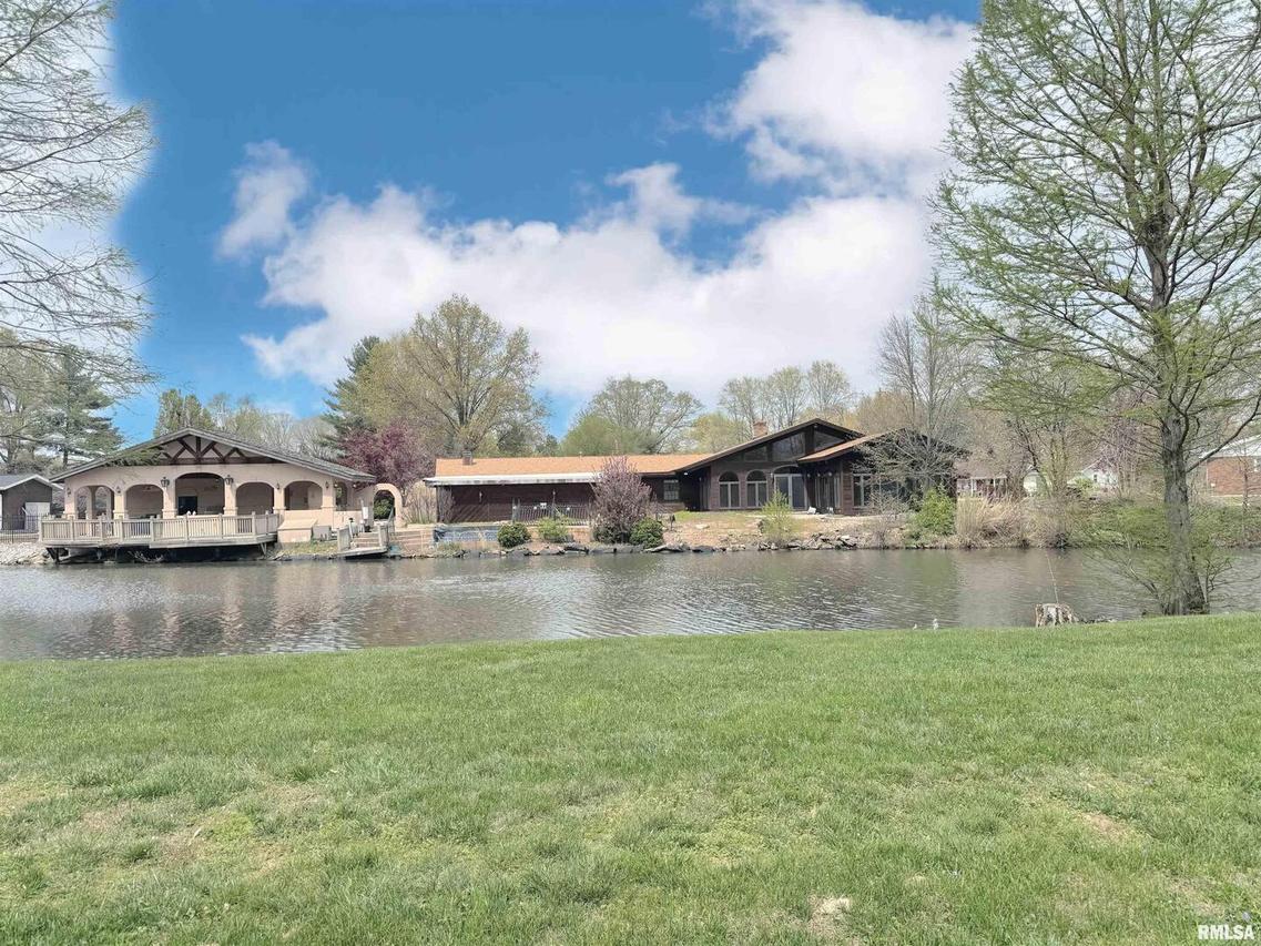 206 Fox Creek Rd., Flora, IL 62839