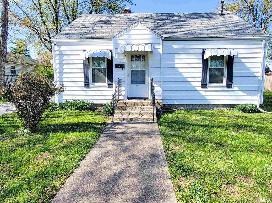 439 Fair Ave., Flora, IL 62839