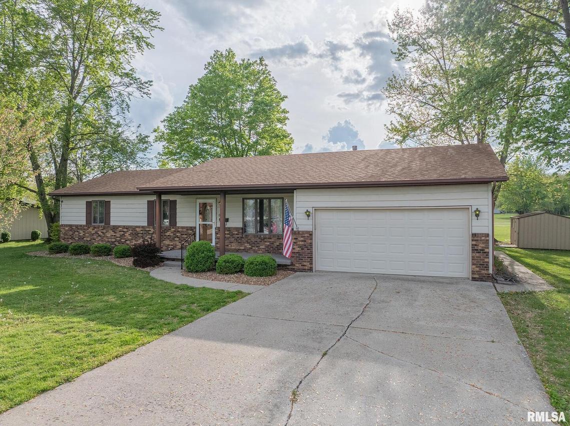 8 Mitchell Dr., Wayne City, IL 62895