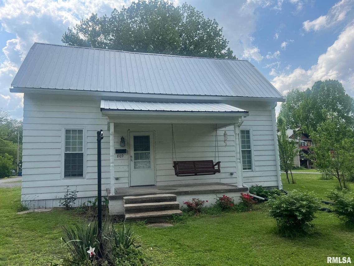 809 S Commercial St., Benton, IL 62812