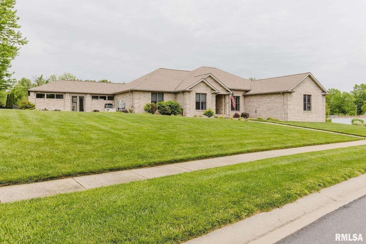 2200 Brentwood Dr., Marion, IL 62959