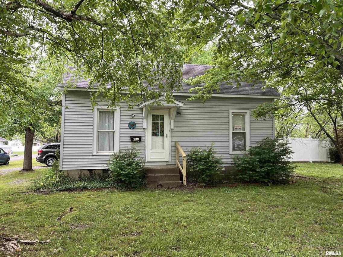 621 S 6th St., Herrin, IL 62948