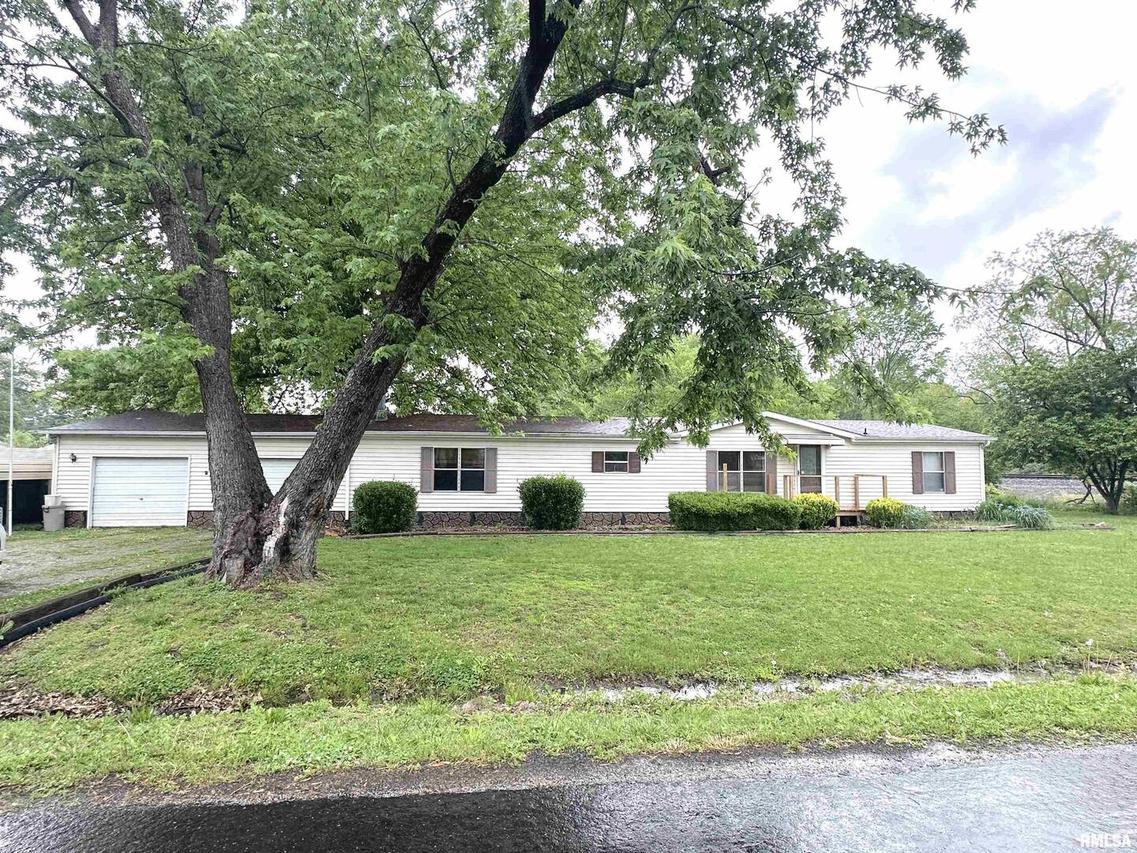 208 E Yung St., Sesser, IL 62884