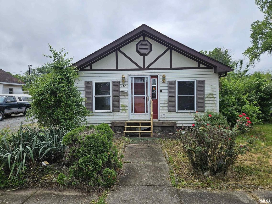 108 Fair Ave., Flora, IL 62839