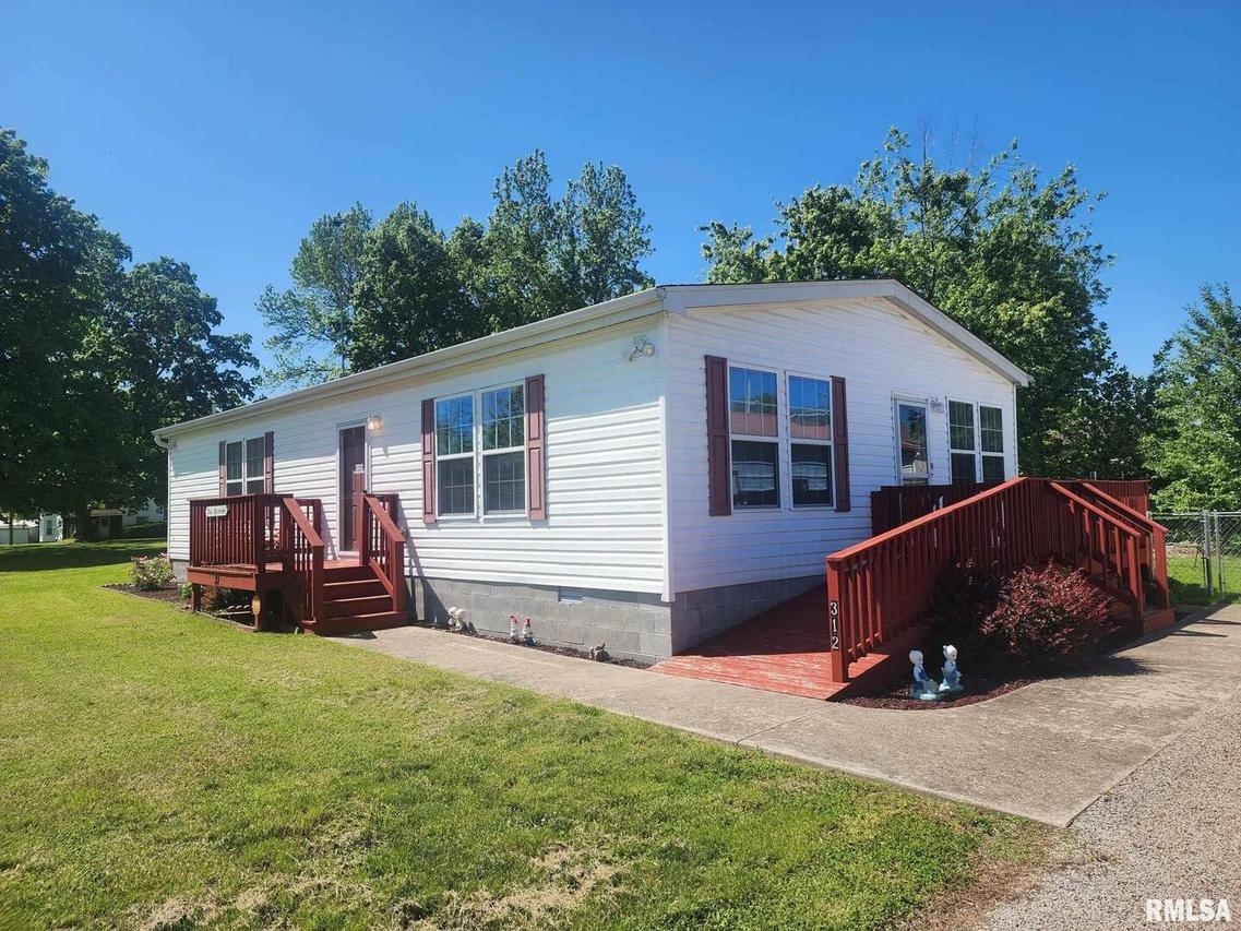 312 Beulah St., Christopher, IL 62822