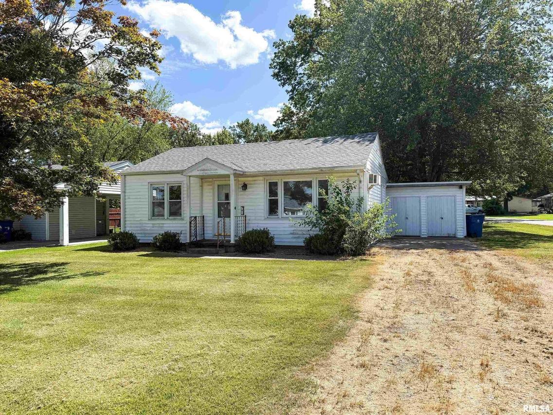 225 Hickory St., Flora, IL 62839