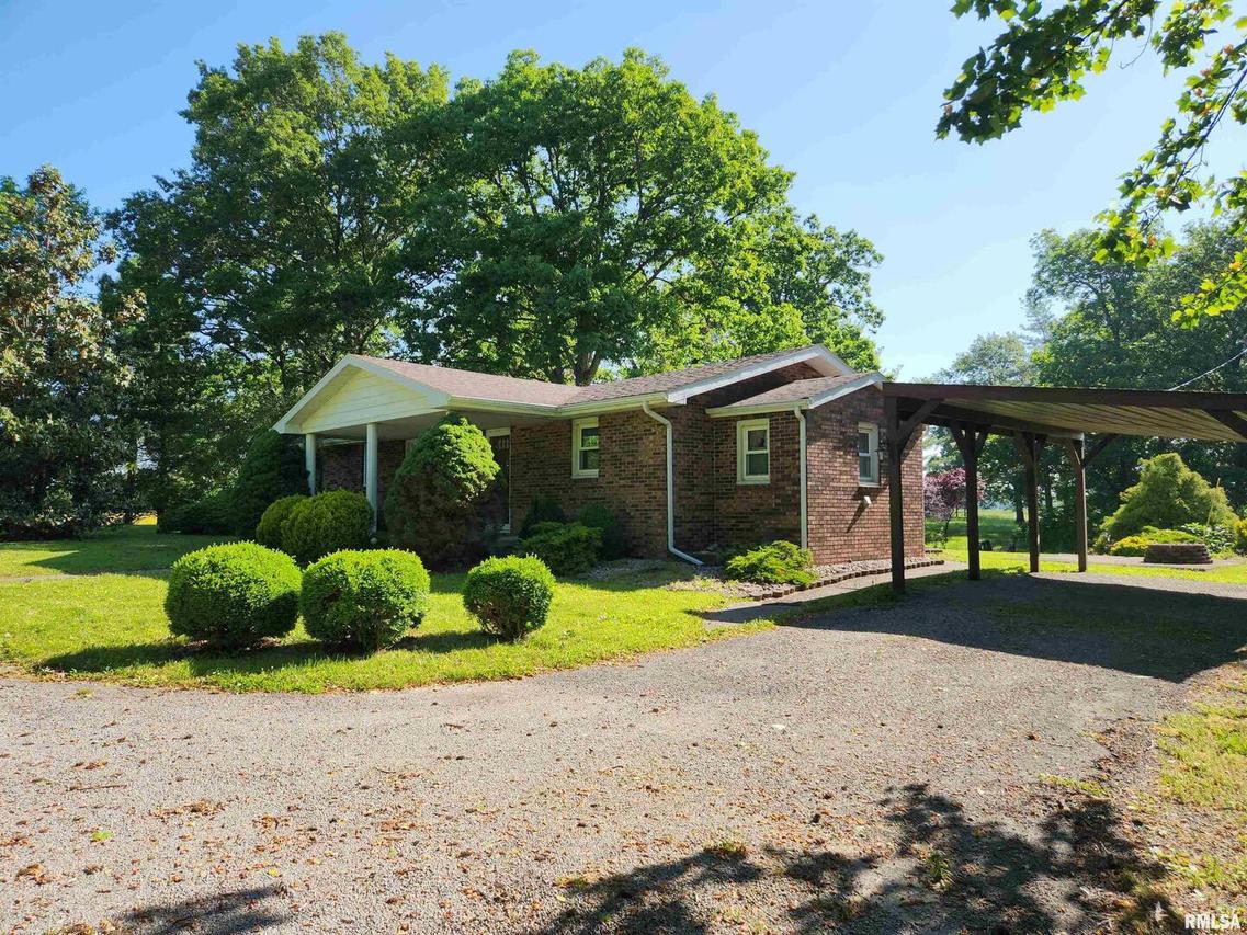 6535 E Yale Rd., Woodlawn, IL 62898