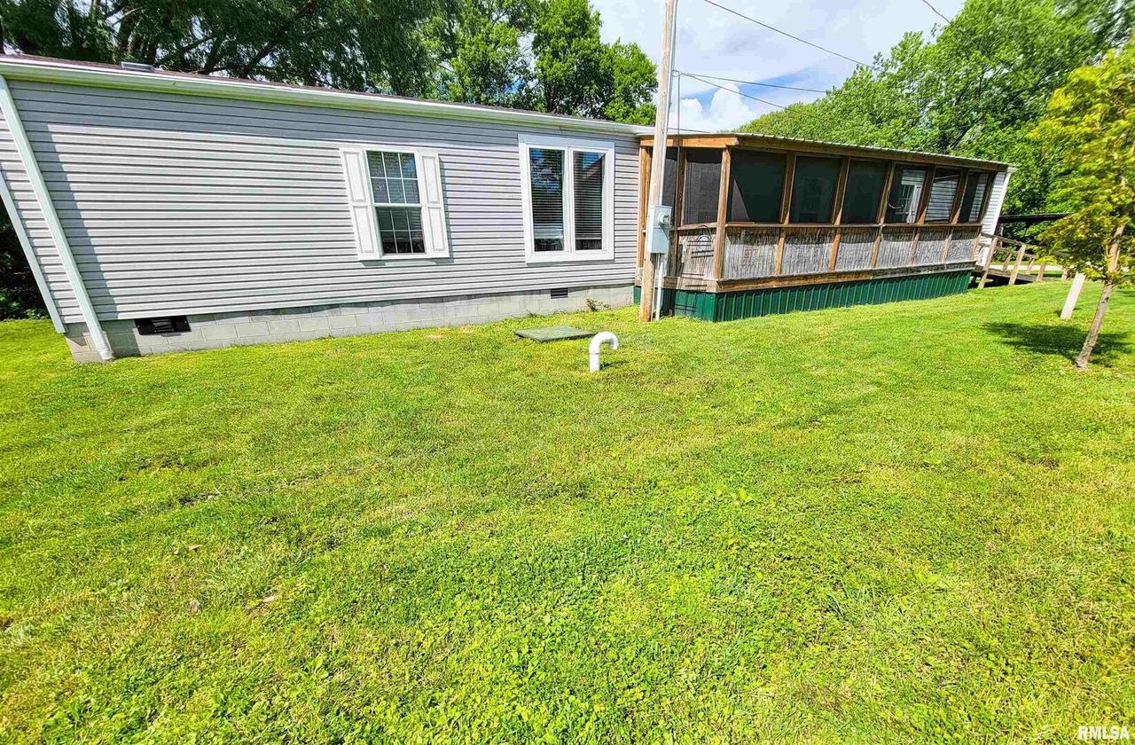 1011 Clan St., Flora, IL 62839