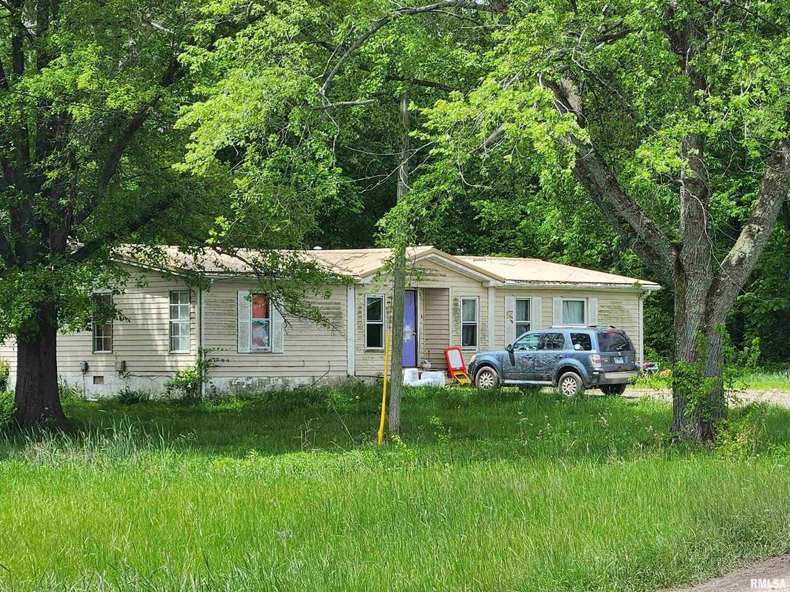 26994 Vermont Rd., Ashley, IL 62808