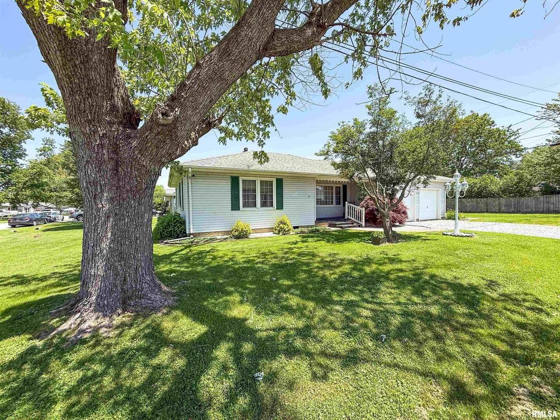 322 Oak St., Flora, IL 62839