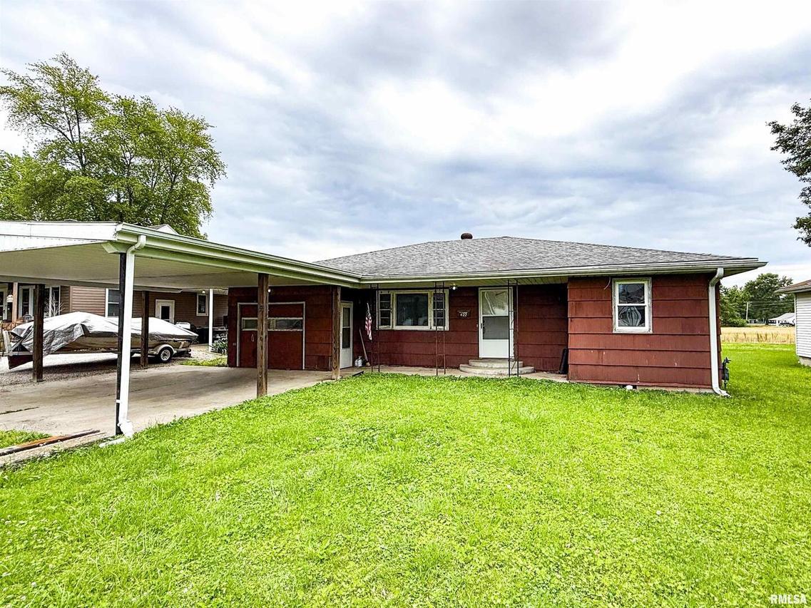 422 East Dr., Flora, IL 62839
