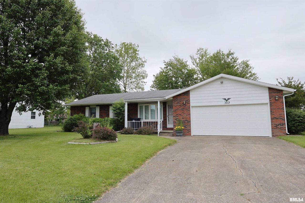 310 Woodland Dr., Salem, IL 62881