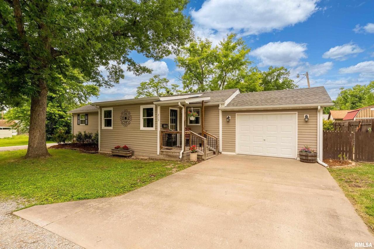 213 Texas Ave., Carterville, IL