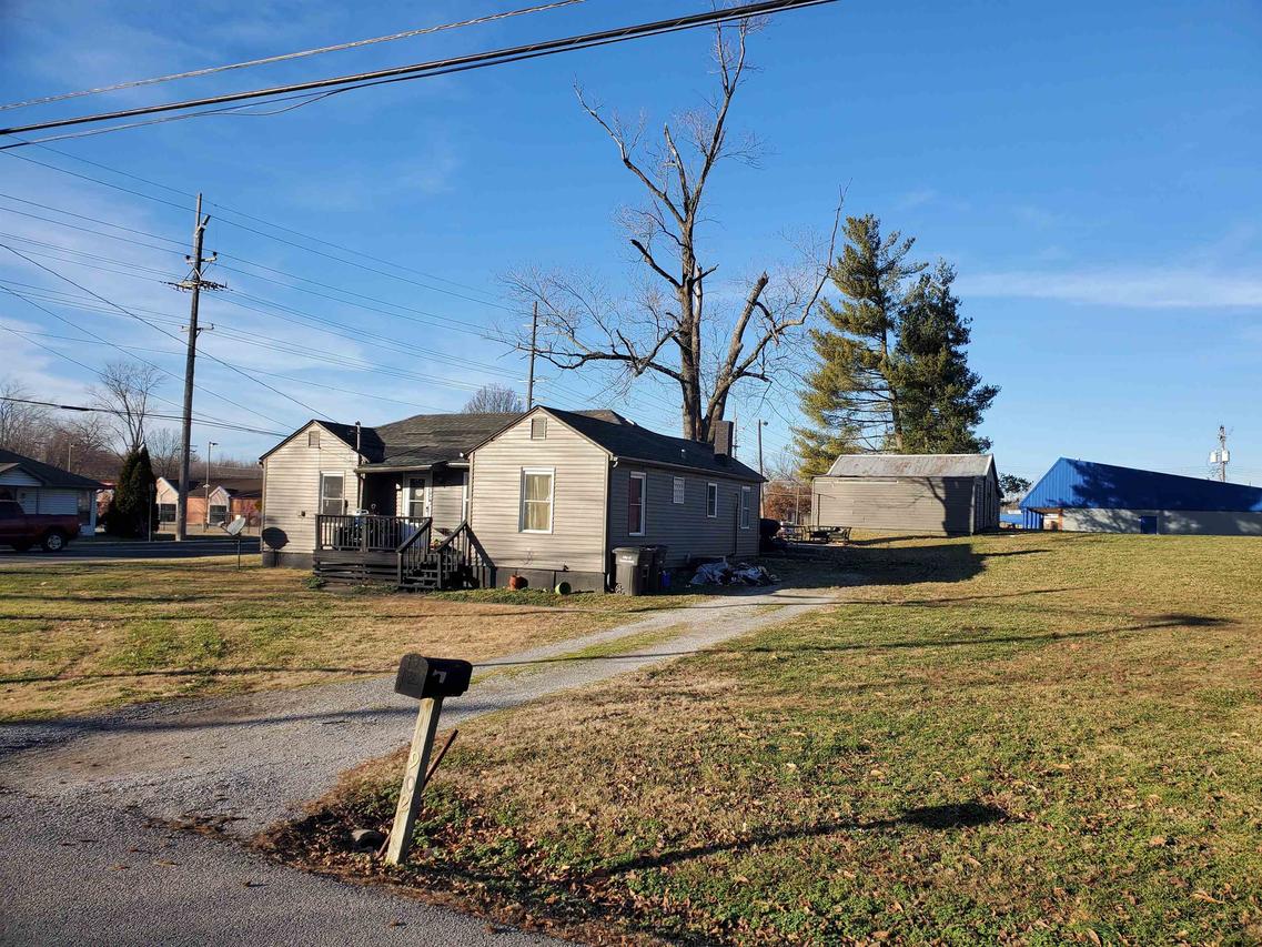 1902 Old W Main St St., Carbondale, IL 62901