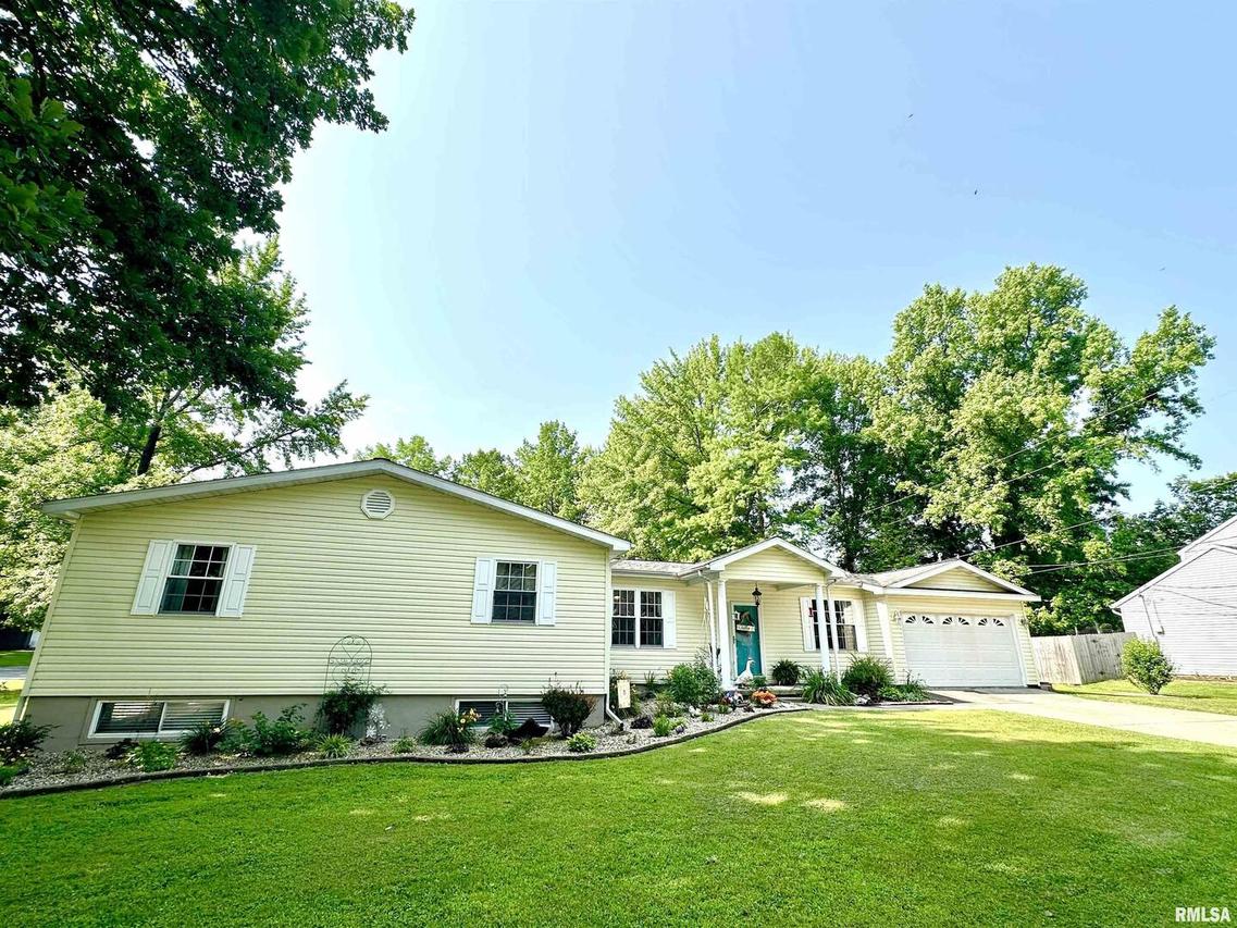 65 Sherwood Dr., Centralia, IL 62801