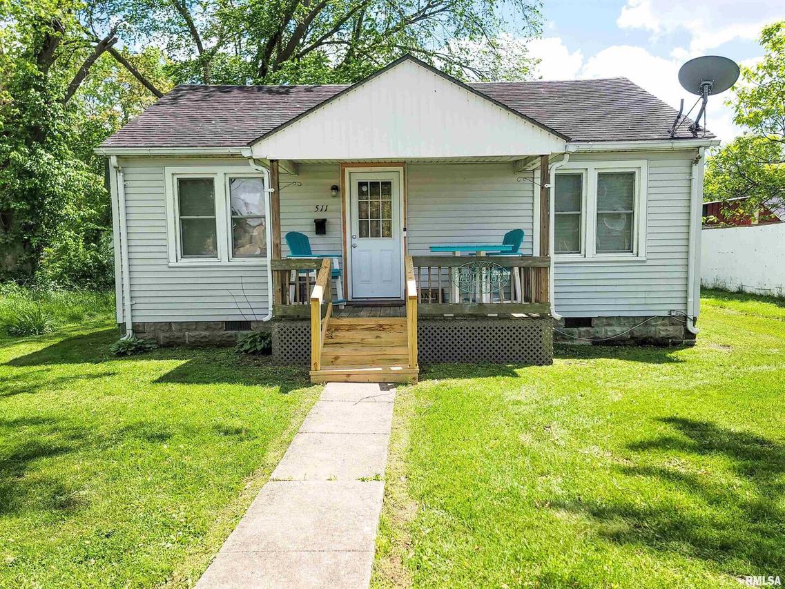 511 W 4th St., Flora, IL 62839
