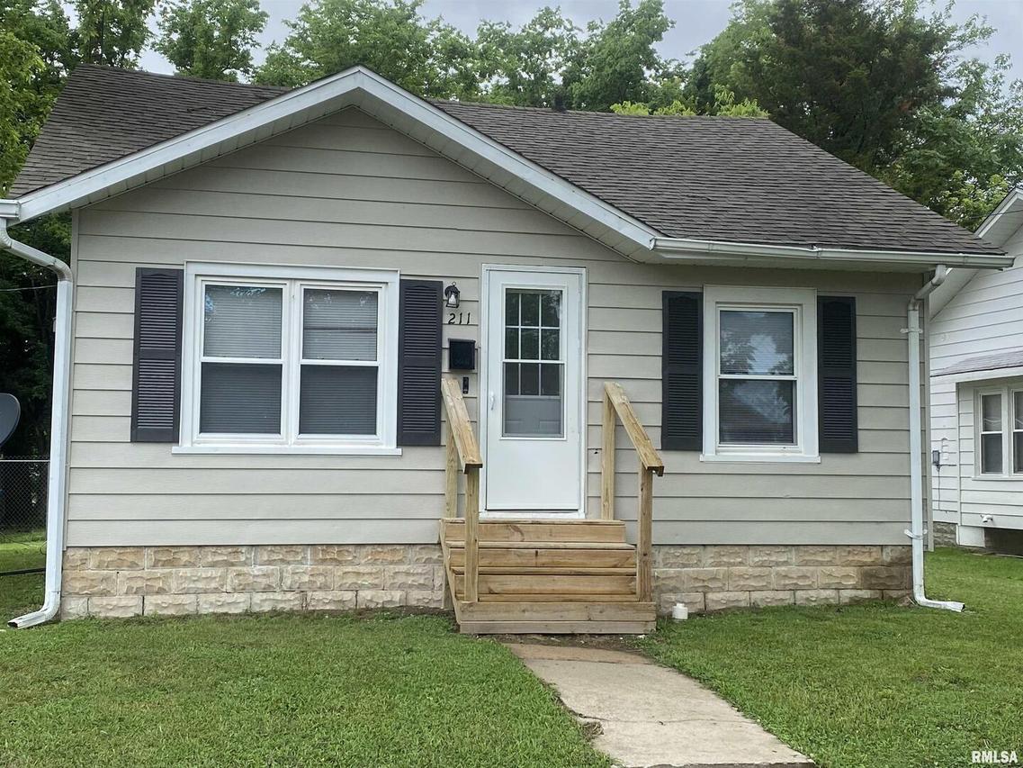 211 Charles St., Benton, IL 62812