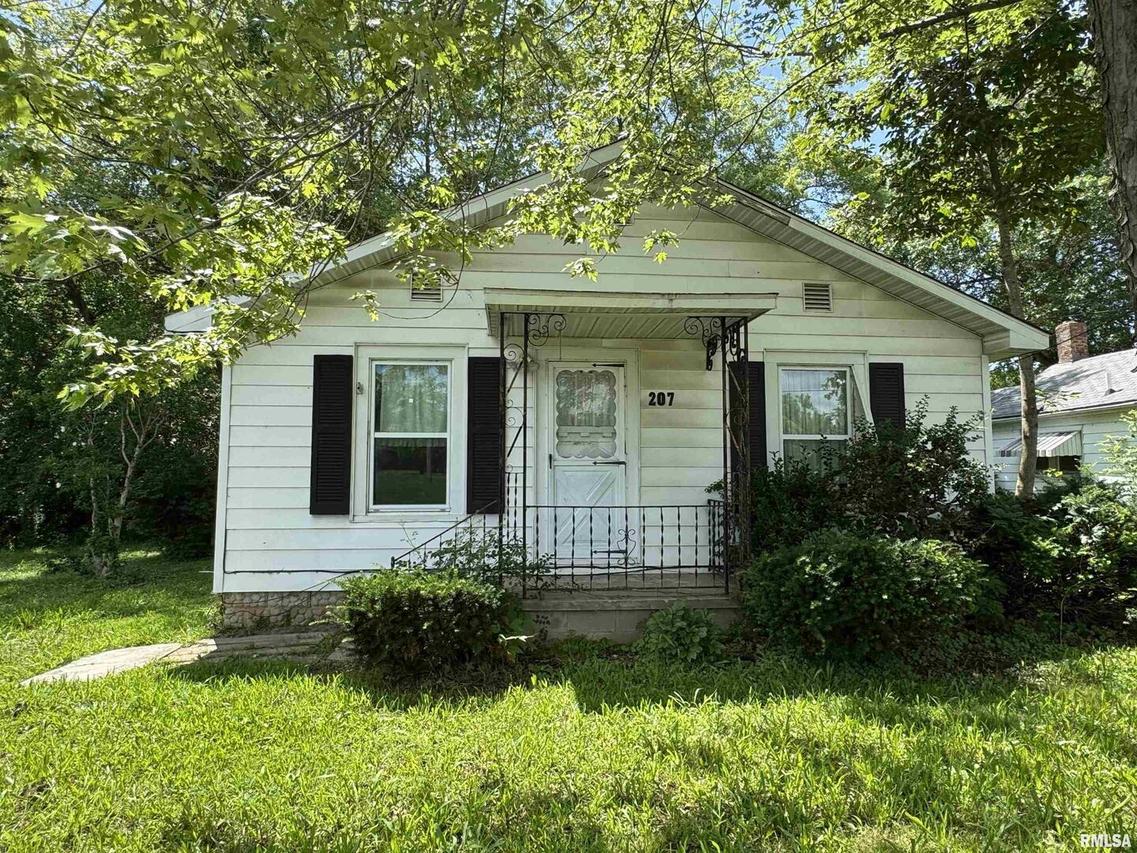 207 S Roosevelt St., Elkville, IL 62932
