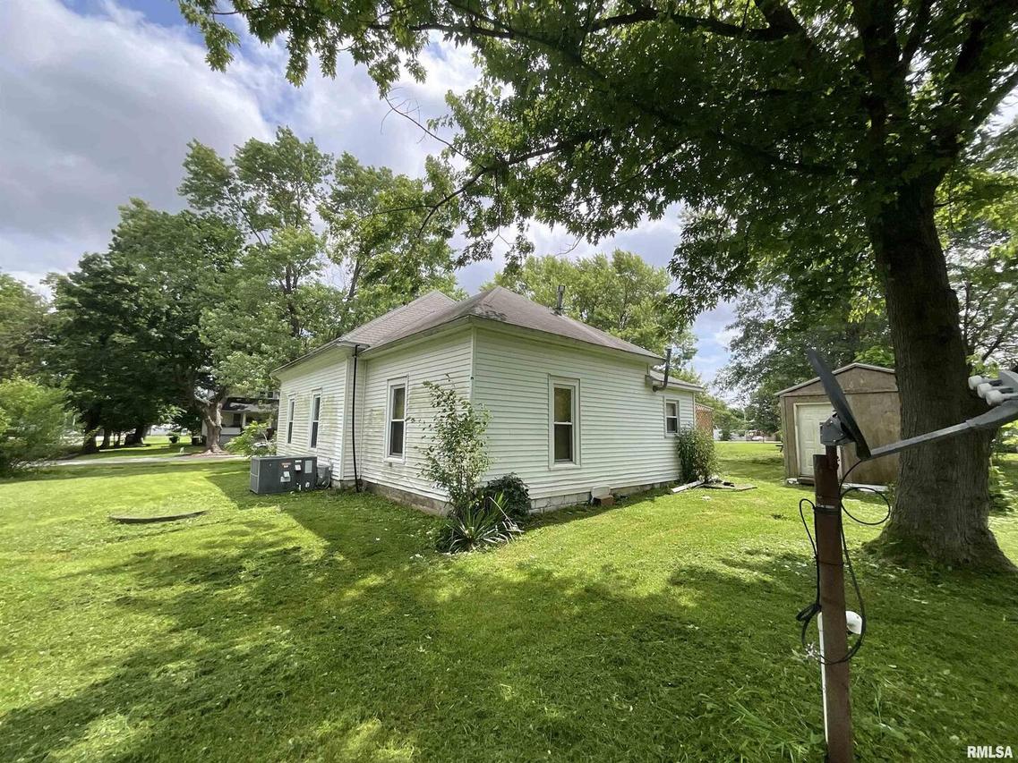 208 7th St., Alma, IL 62807